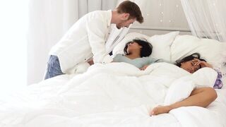 Джада Кай просыпается от того, что сводная сестра Эмбер Сноу трахает своего парня порно